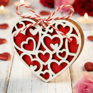 Inimă Decorativă din Lemn cu Fundal Roșu – Cadou Romantic Unic